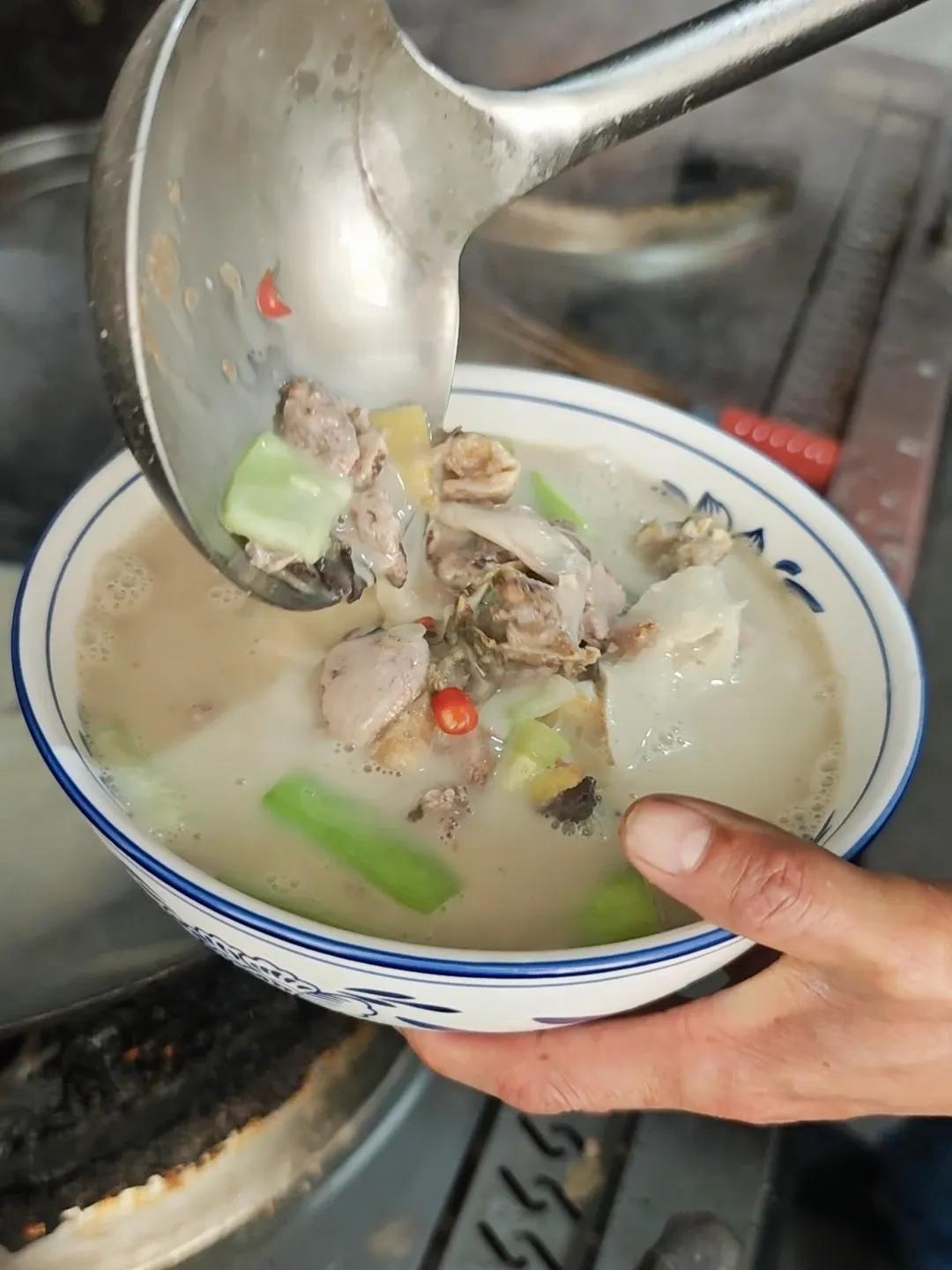 舌尖上的衡阳早餐-鱼杂粉，汤汁浓白，看着都流口水。位于衡阳市中心汽车站花鸟市场旁