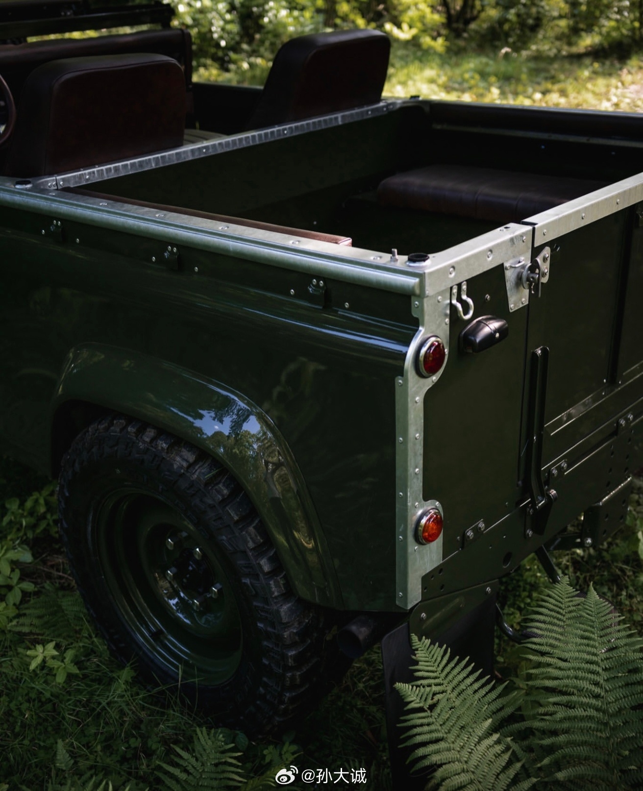 越野车大v聊车 深青铜绿涂装搭配漂流木皮革材质，再加上一台5.7L V8引擎，怎