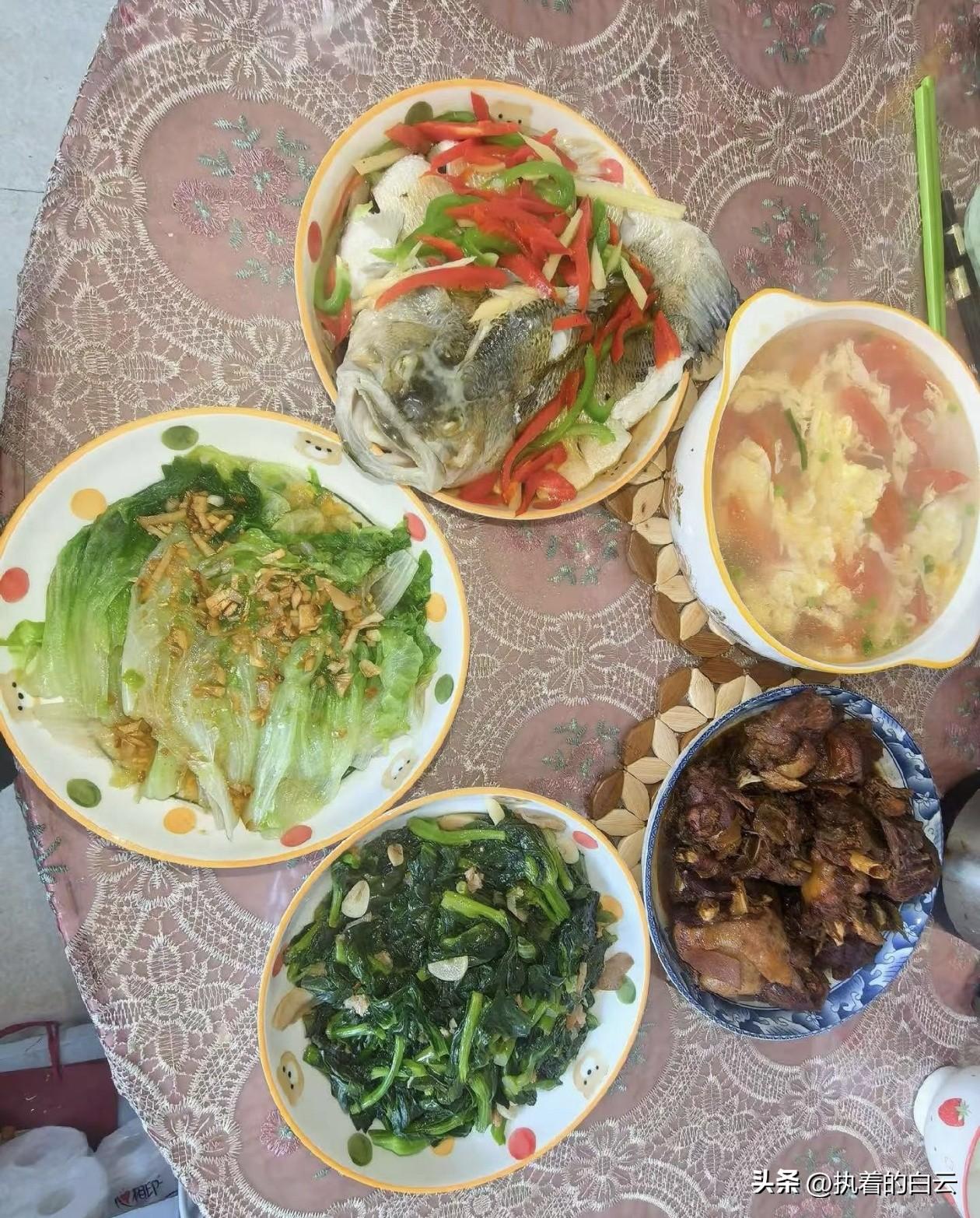 周末下厨:清蒸鲈鱼、红烧鸡公、清炒菜苔、蒜泥生菜、番茄蛋汤。
有社会学家讲:家里