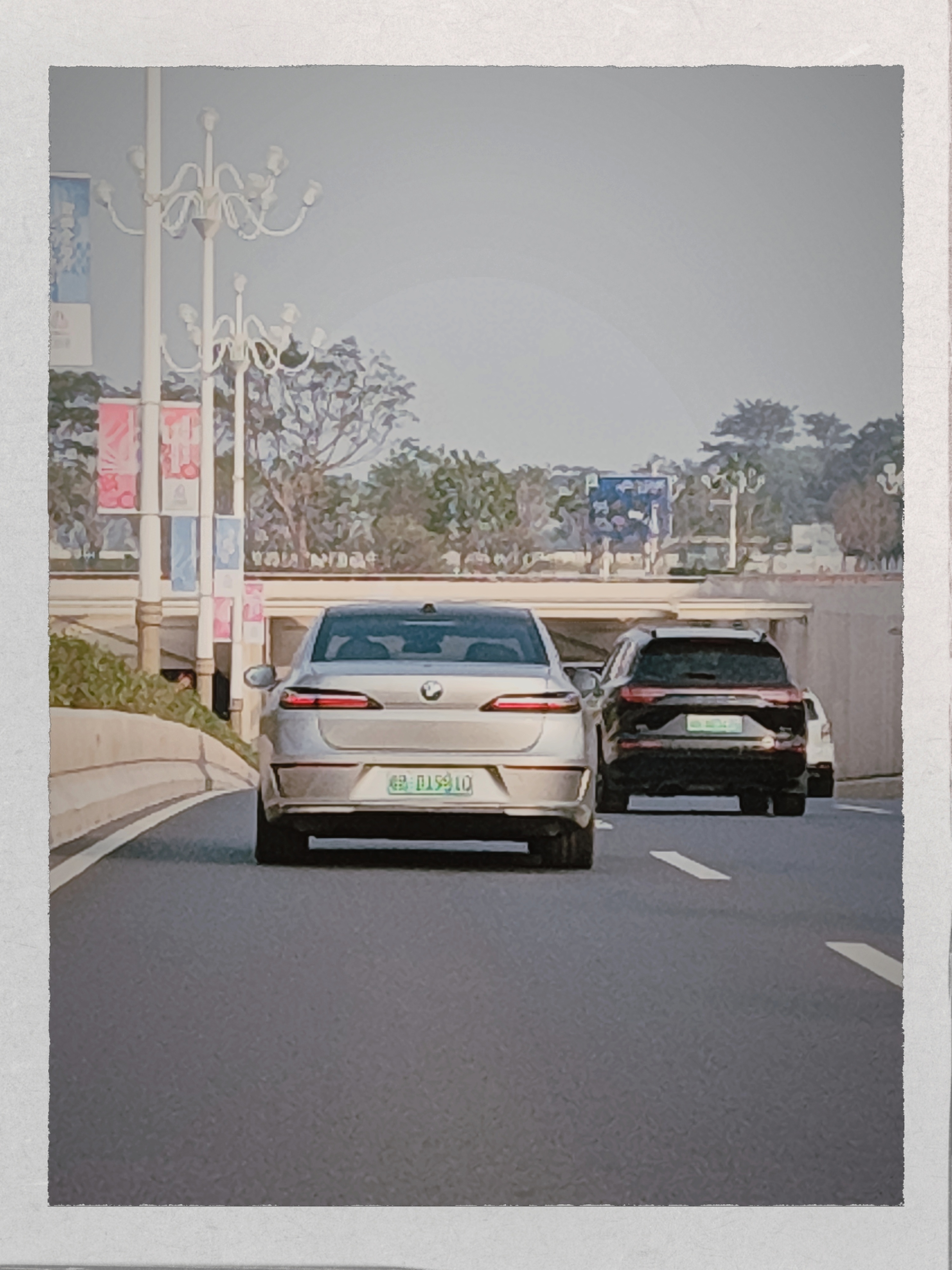 人才公园的巨兽，路上遇到一台宝马7系，这外形设计真的尊，做减法真的不容易，需要自