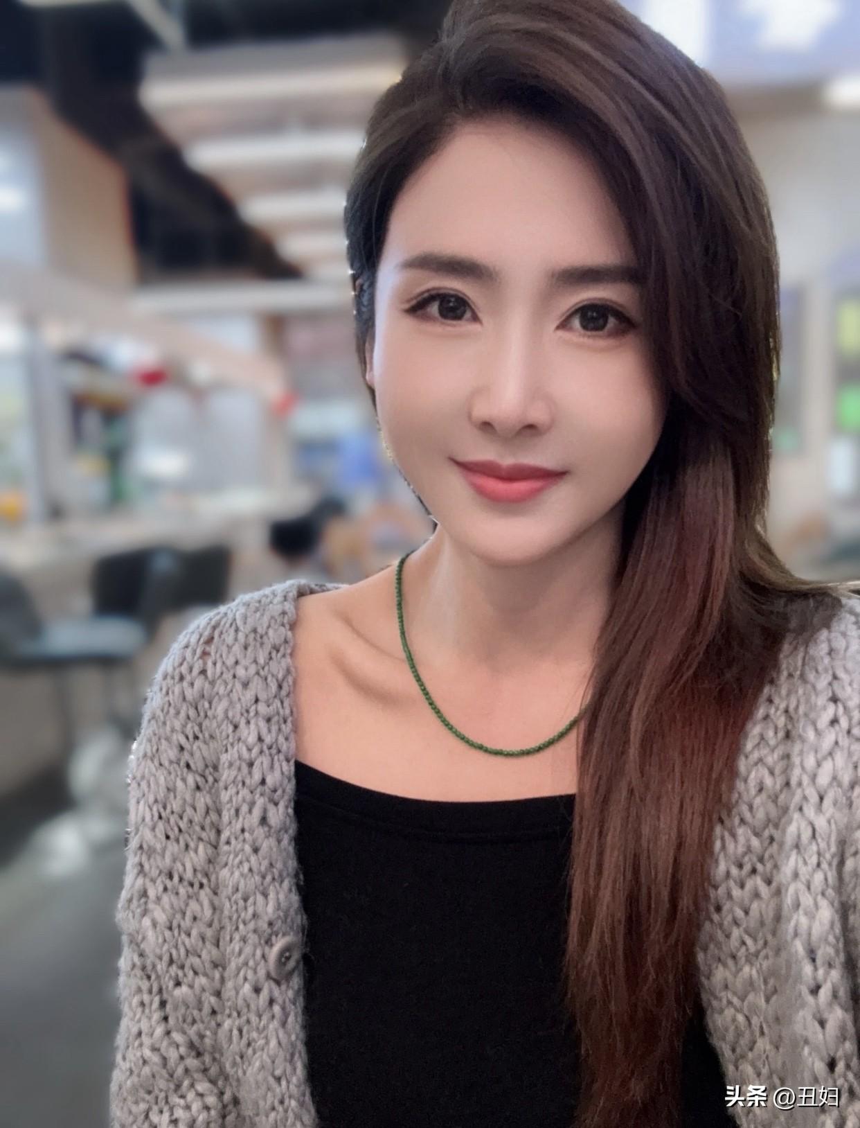 女人最耐看的长相是什么样的耐看的长相拼的是整体“质感”。比如肌肤的光泽感，是健康