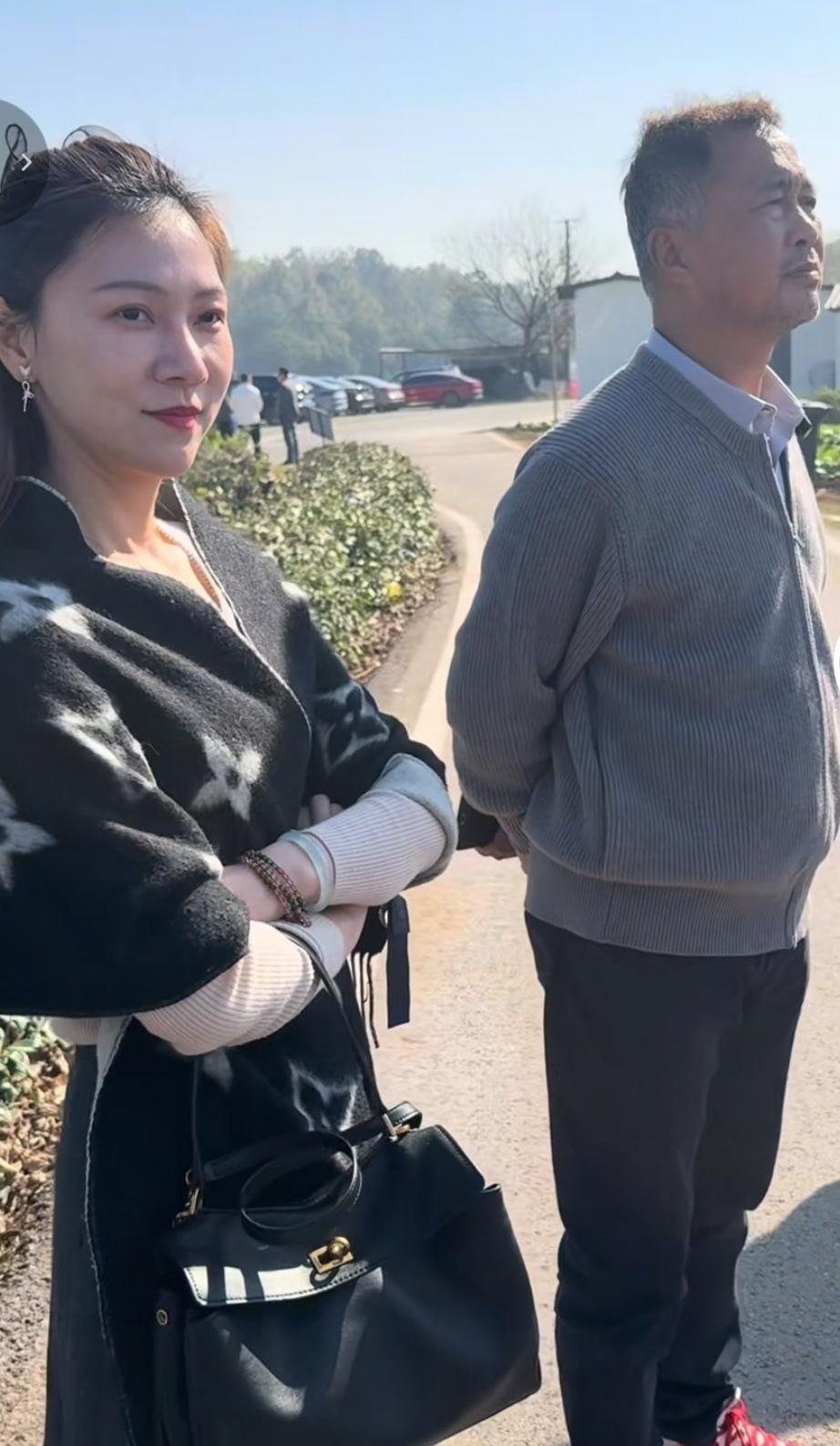 上海流浪大师沈巍捡垃圾26年，每天弯腰上百次，走路上万步，如今你看他背负双手，腰