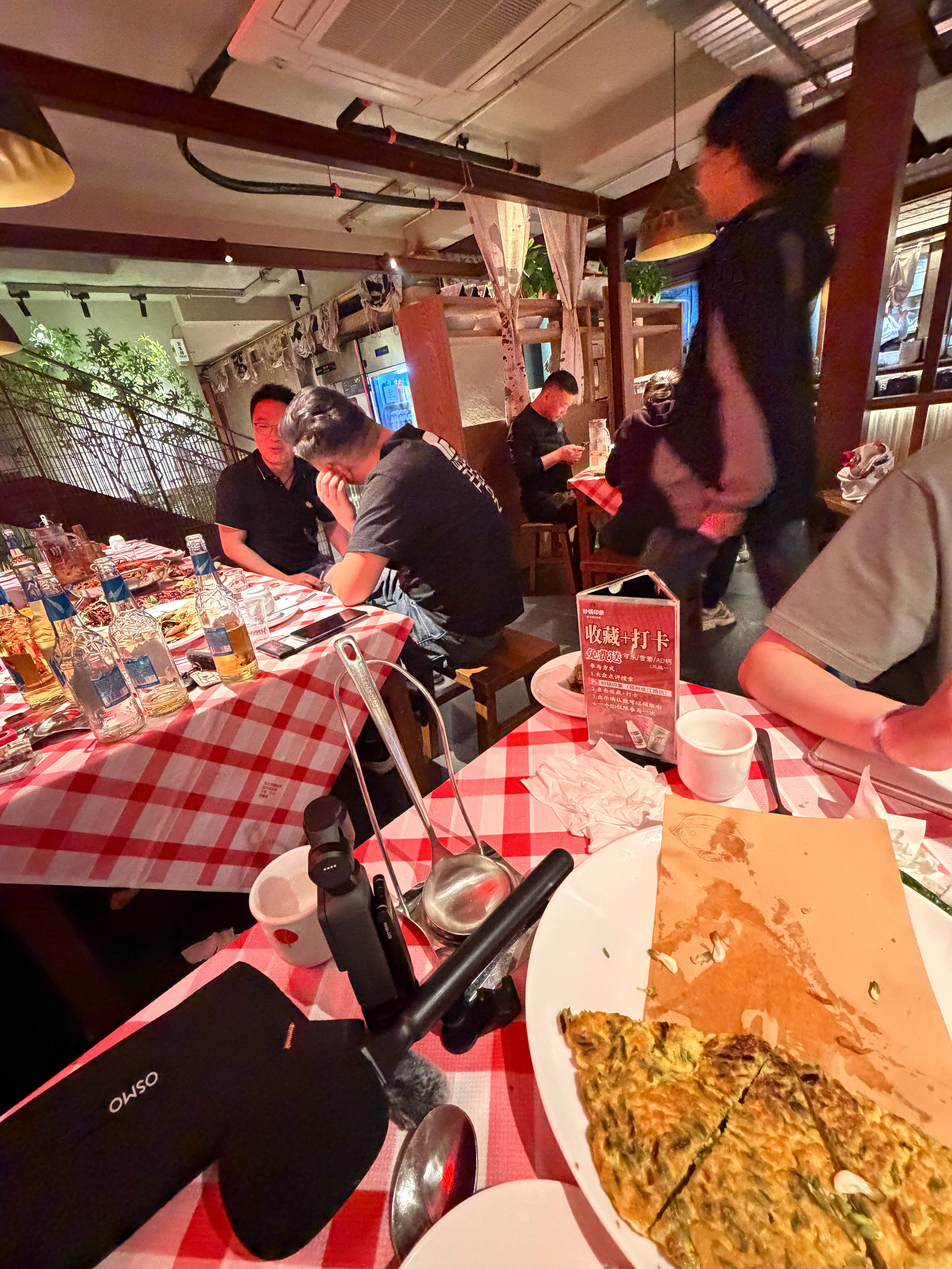 吃个饭，室内餐厅，隔壁桌3个男的都在抽烟。我直接劝阻了 