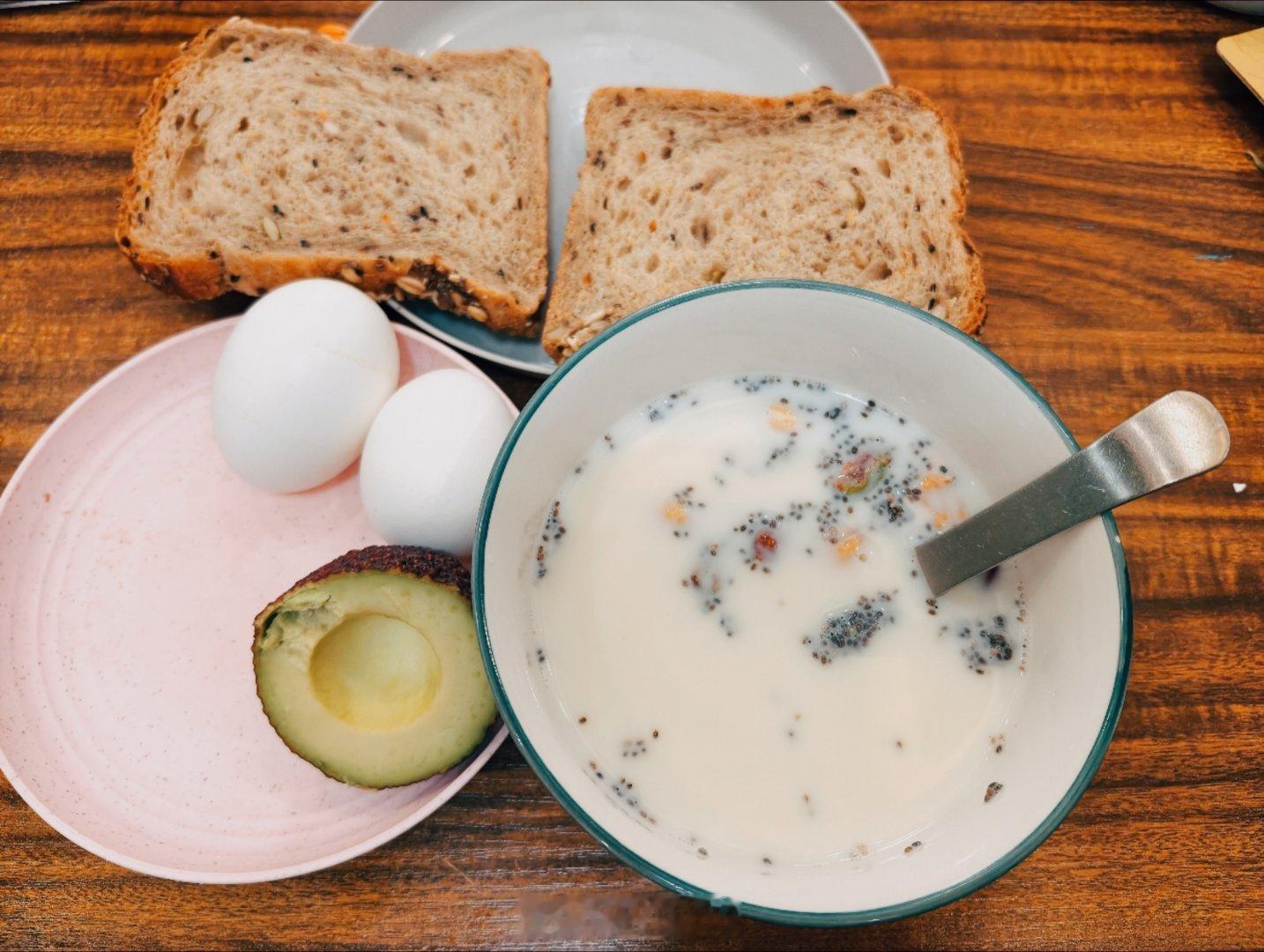 不额外加糖的面包片配上两个自己煮的鸡蛋（溏心）半个牛油果可能是吃习惯了感觉味道也