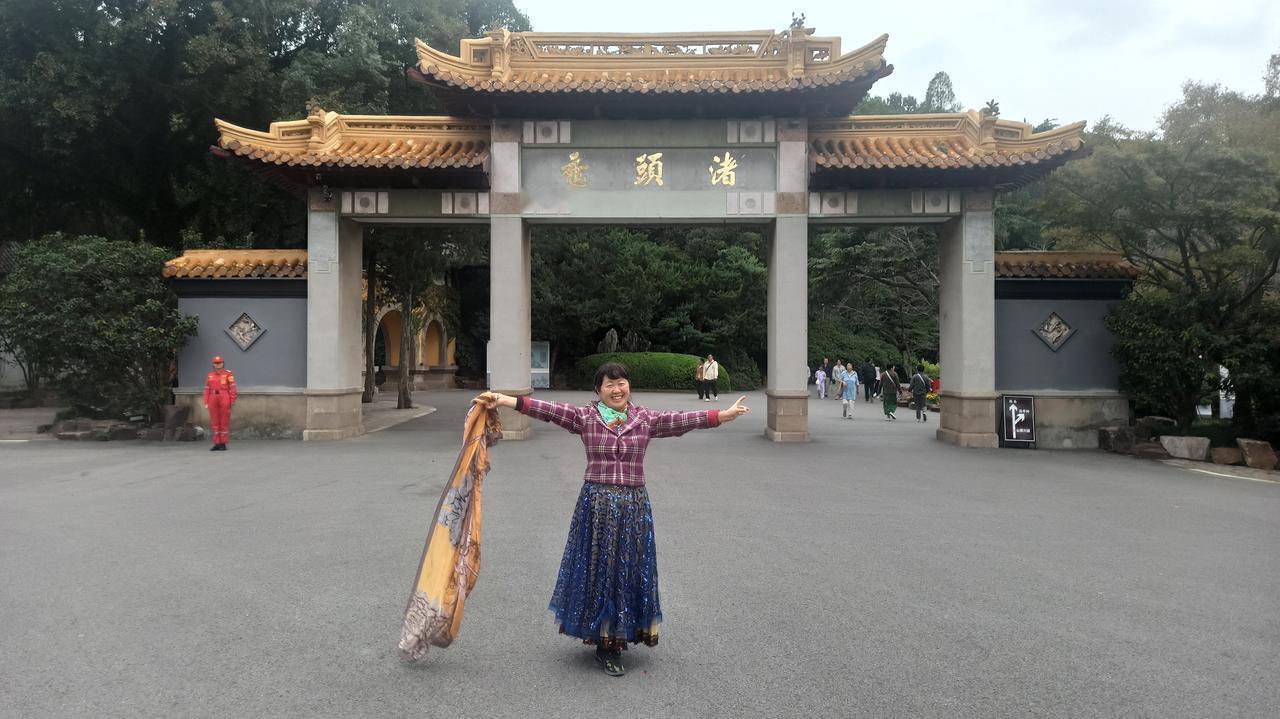 无锡的十月，秋雨绵绵，时下时停，游鼋头渚，登太湖仙岛，走进天街，住足长堤，远望不