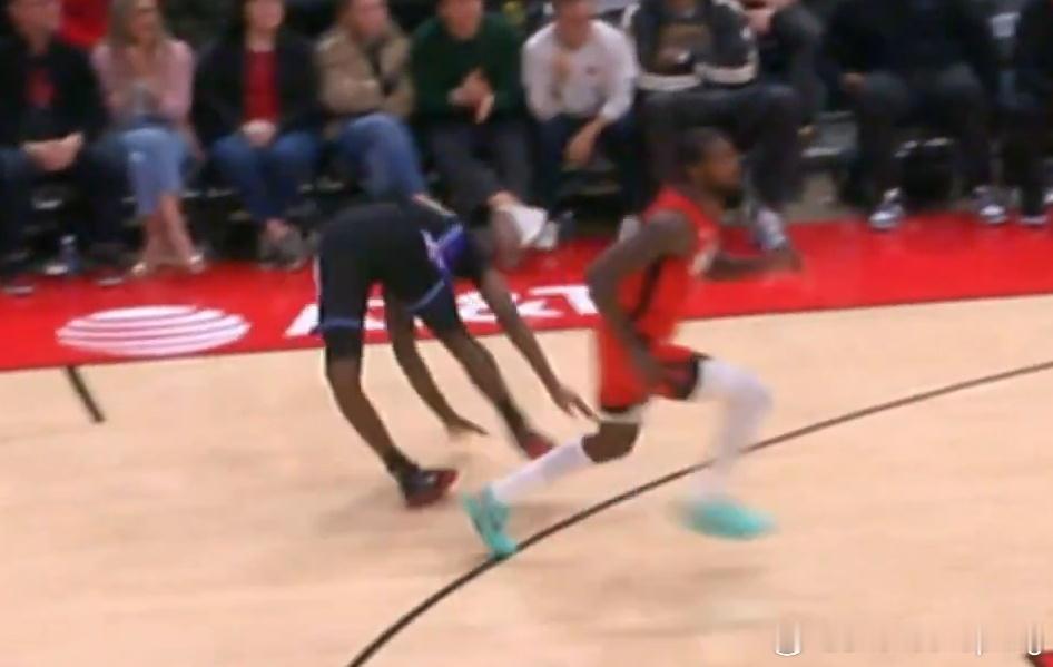 小文斯·威廉姆斯昨日比赛中与伊森相撞，左膝明显变形受伤，直接被抬下场。经过检查后