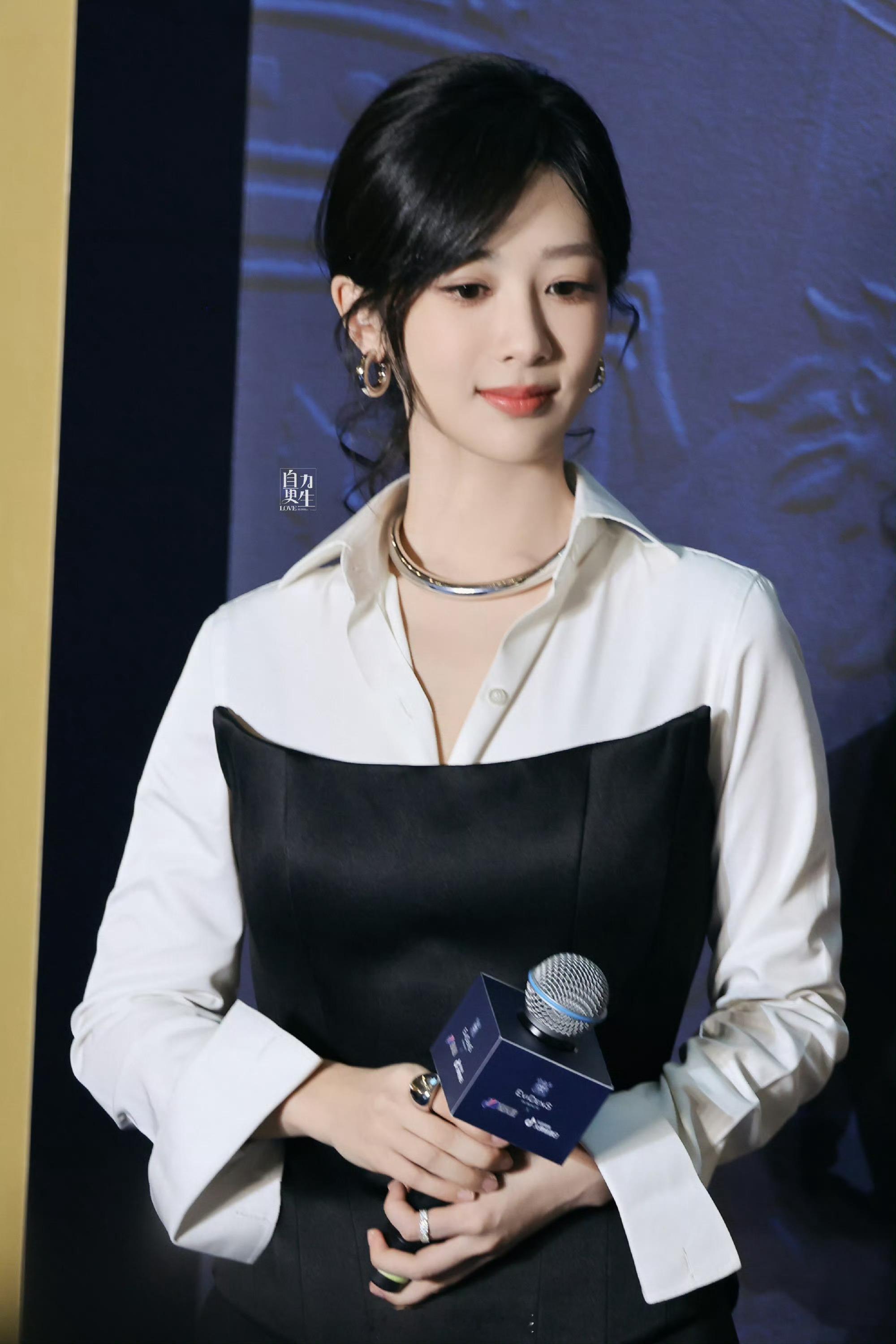 杨紫[超话]杨紫玉兰花开君再来 yz杨紫董竹君 “神明赋予万物至生命，你赋予我深