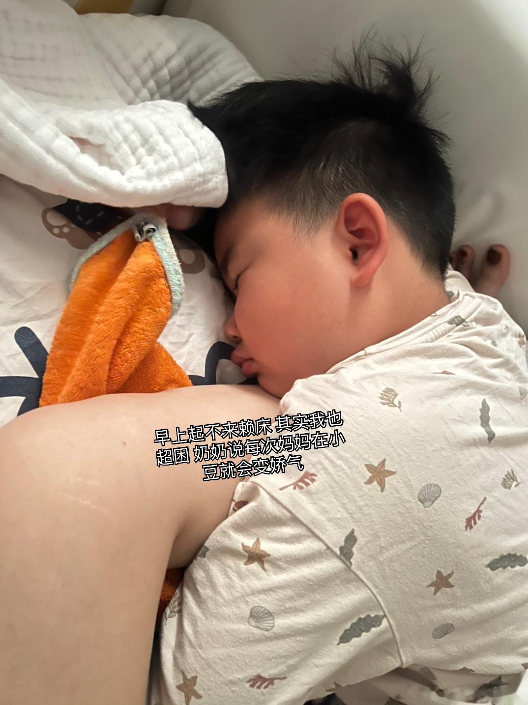 已经送完小宝上学啦难得早起 天气也超好 顺便也调整下自己的作息一路上看他吃早餐 