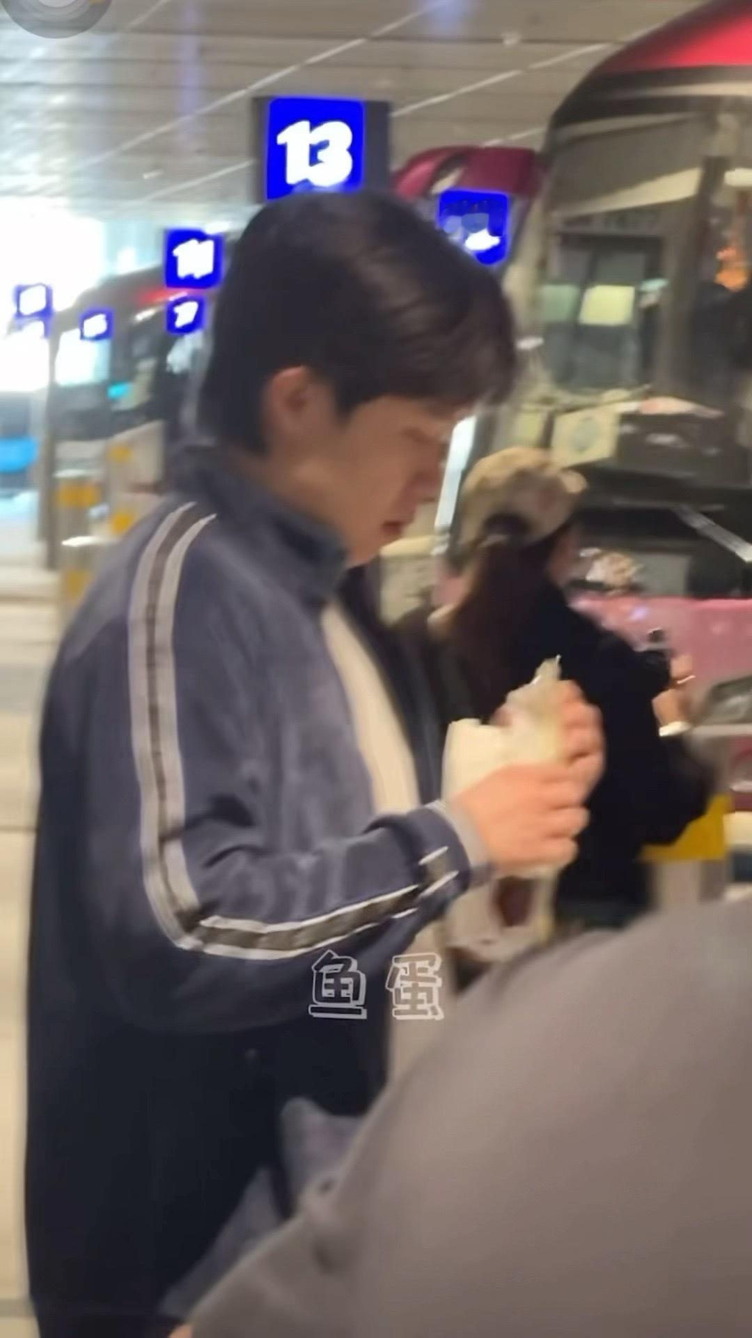 研究生嫩成啥了 小耶吃雪糕 🍦 