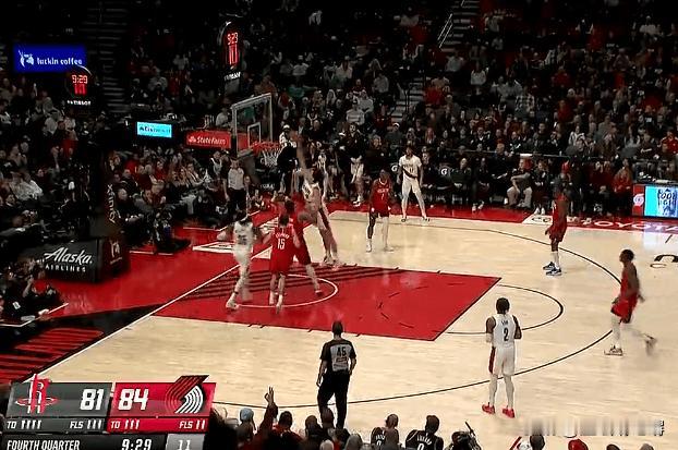 小杨作为一个身高2米16的大中锋这球扣不进真的不应该啊！何况当时火箭中锋亚当斯都