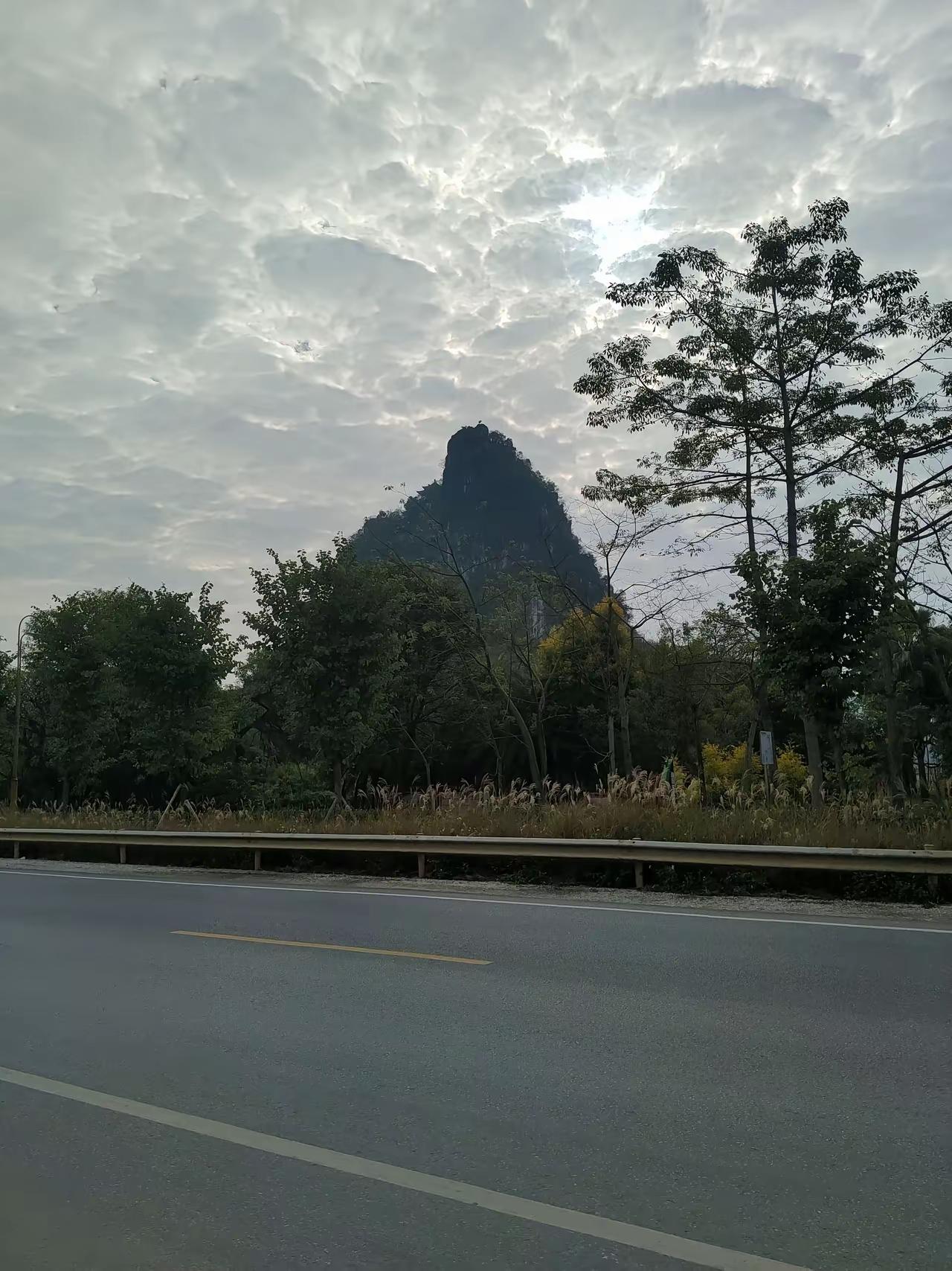 退休后想出门看看，到底开什么车最舒坦？
你得去服务区里找答案。那儿停着的，不是车