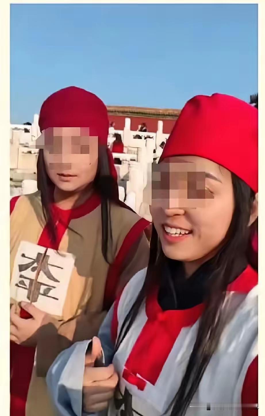 身着太平军服装进故宫，我觉得很好有历史穿越感使命感
应该说推翻满清的统治，恢复中