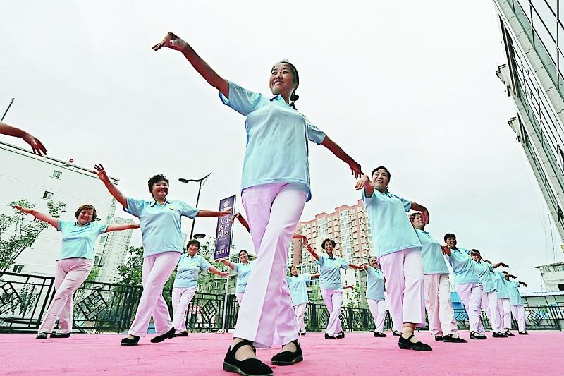 大妈开大音量跳舞 居民放鞭炮回击
在这个快节奏的城市生活中，邻里之间的关系似乎变