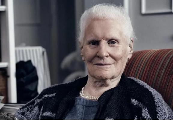 英国百岁女编辑，一语道破“男欢女爱”背后的真相！她说：“从身体角度来看，男人实施