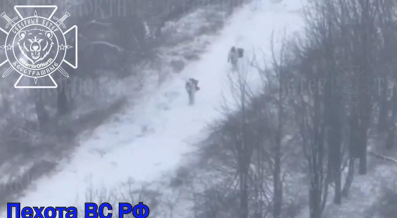 第30摩托化步兵团突击队在基辅军无人机的袭击下奋勇向前
进攻期间，一群俄罗斯战士