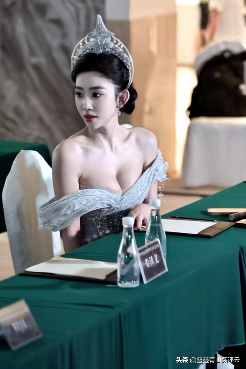 这场景太美好了！
它就像我多年前在家门口种了一棵桃树，卖家说是杂交水蜜桃种，将来