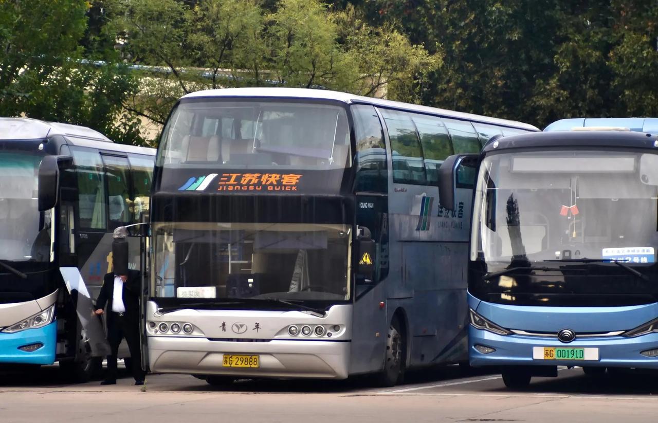 待报废……连云港苏欣客运站里，一台青年JNP6120FS静静窝在上客点后方车位上
