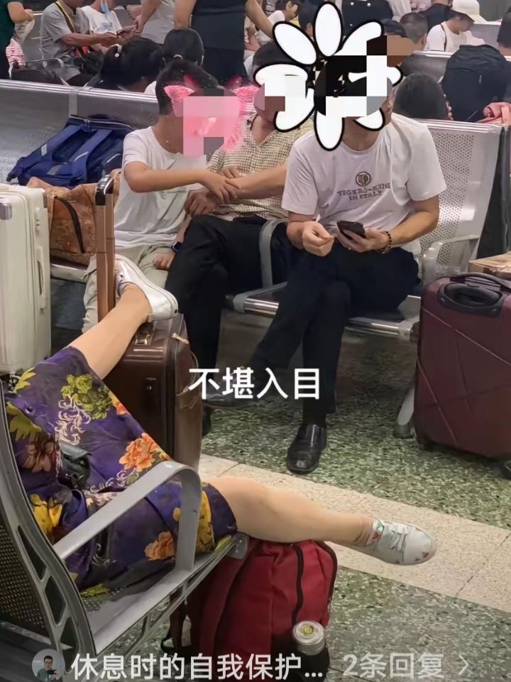 简直不堪入目！大姨这是彻底放飞自我了，完全忘记自己身处公共场合。她丝毫不在意周围