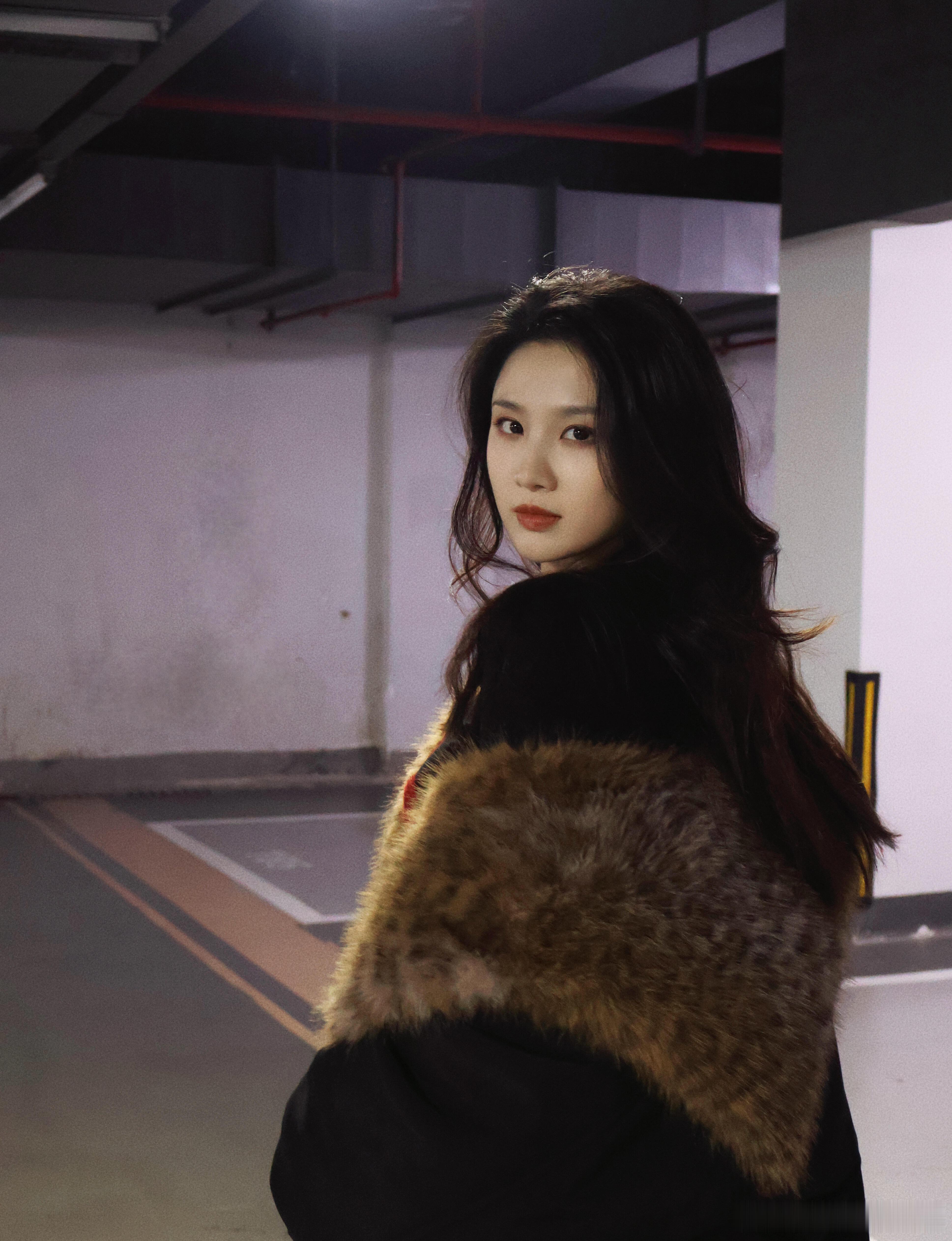 张慧雯车库大片，还是很美！ 