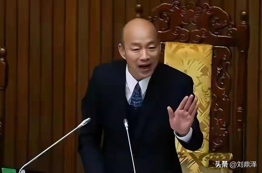 韩国瑜，已然站在了两岸同胞共同利益的对立面！
此次高调窜美，刻意虚化九二共识、触