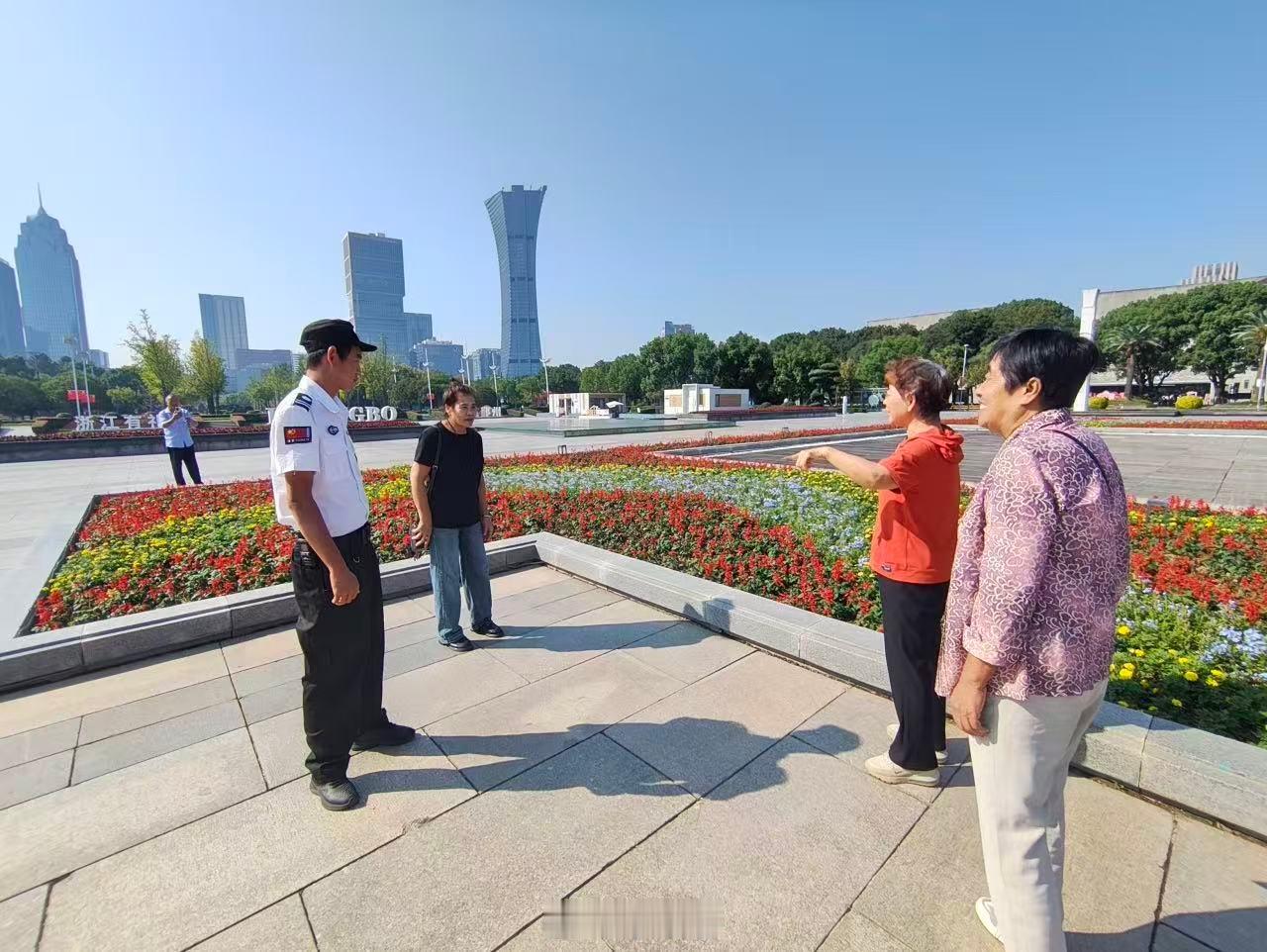 【宁波小哥连续五年拍升旗给老家亲人 】宁波保安师傅年年记录升旗画面分享给甘肃大山