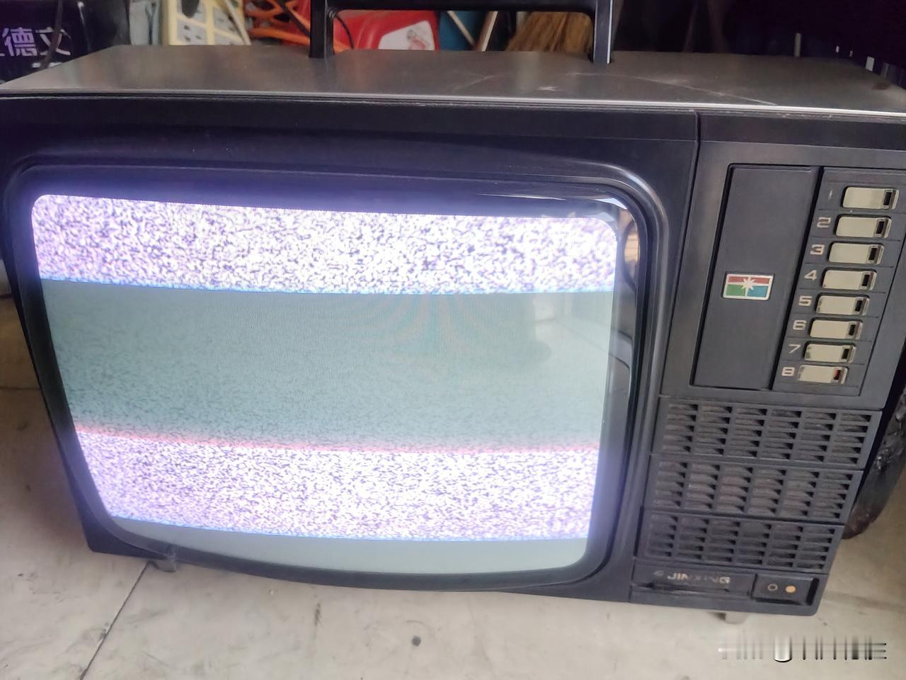 今天收拾储物间，猛然发现1984年购买的14吋金星牌彩色电视机还在墙角里，插上电