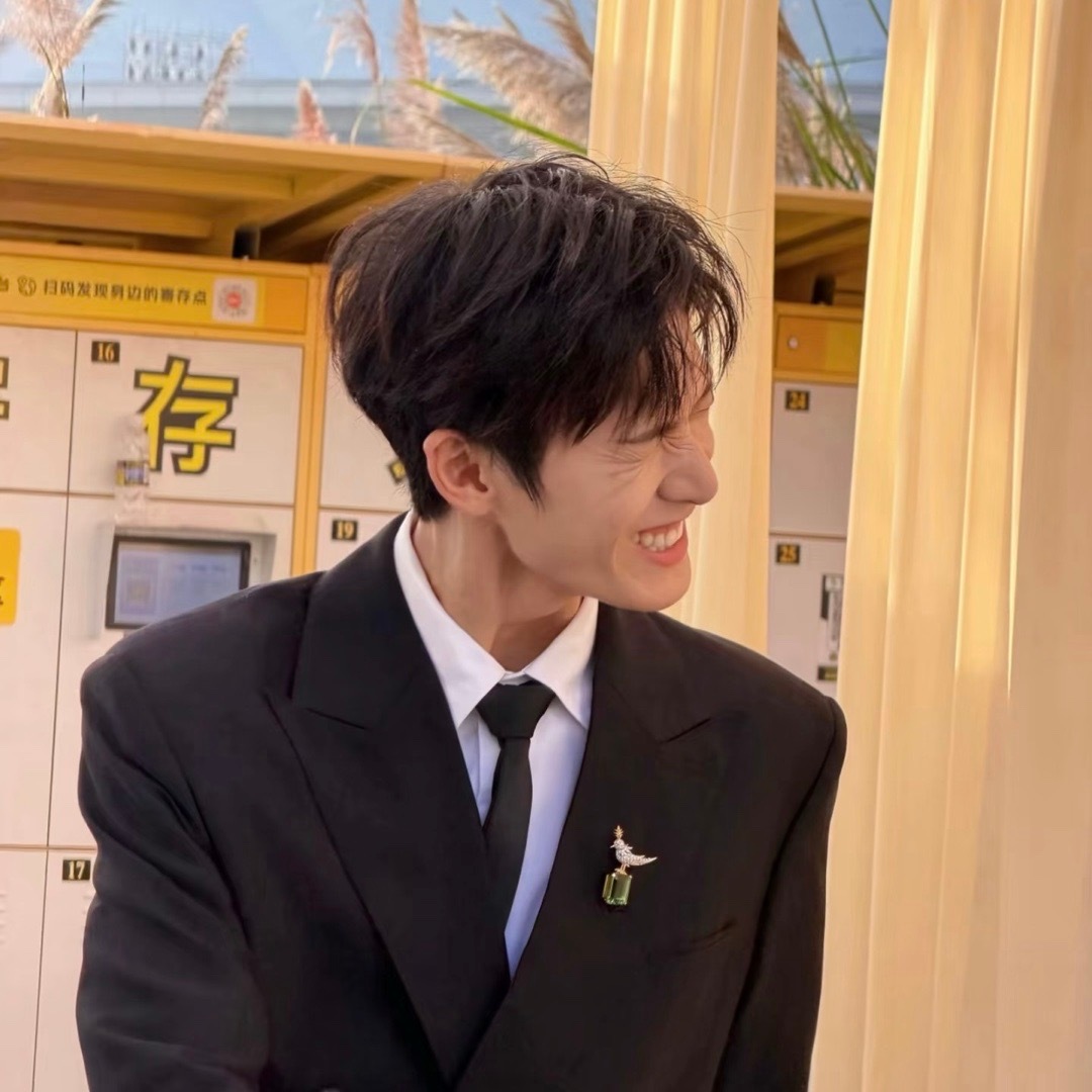 李昀锐笑起来眯眯眼跟甜妹一样