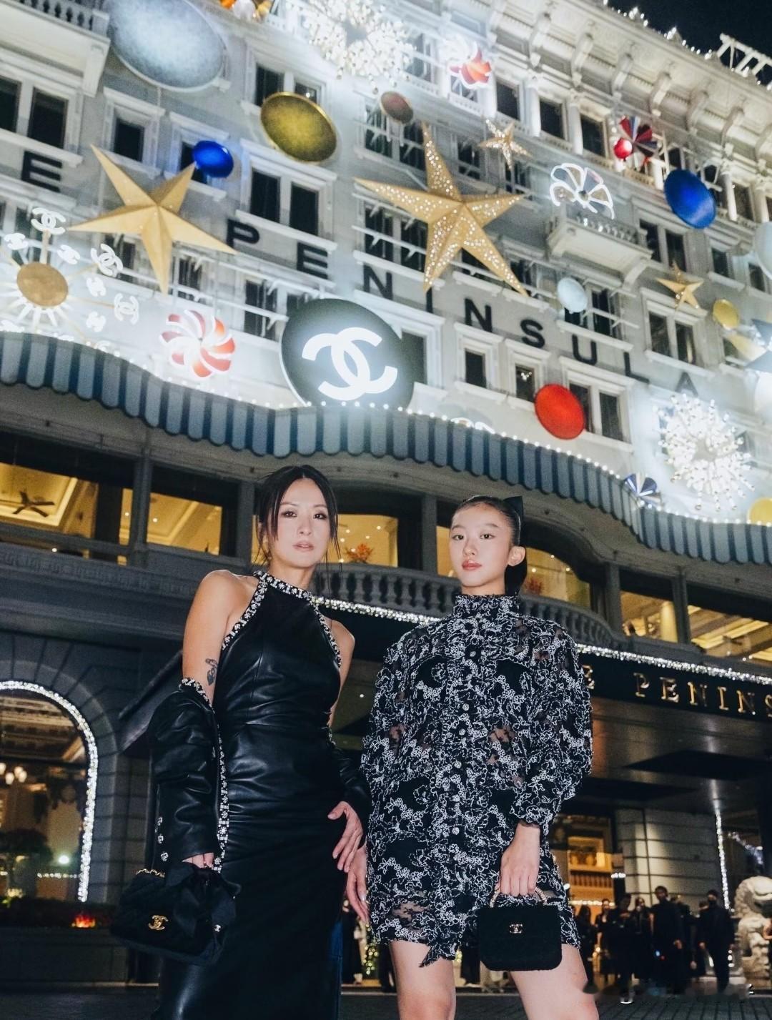 左边是徐濠萦，陈奕迅妻子，1974年出生，身高165cm。
右边是陈康堤，陈奕迅