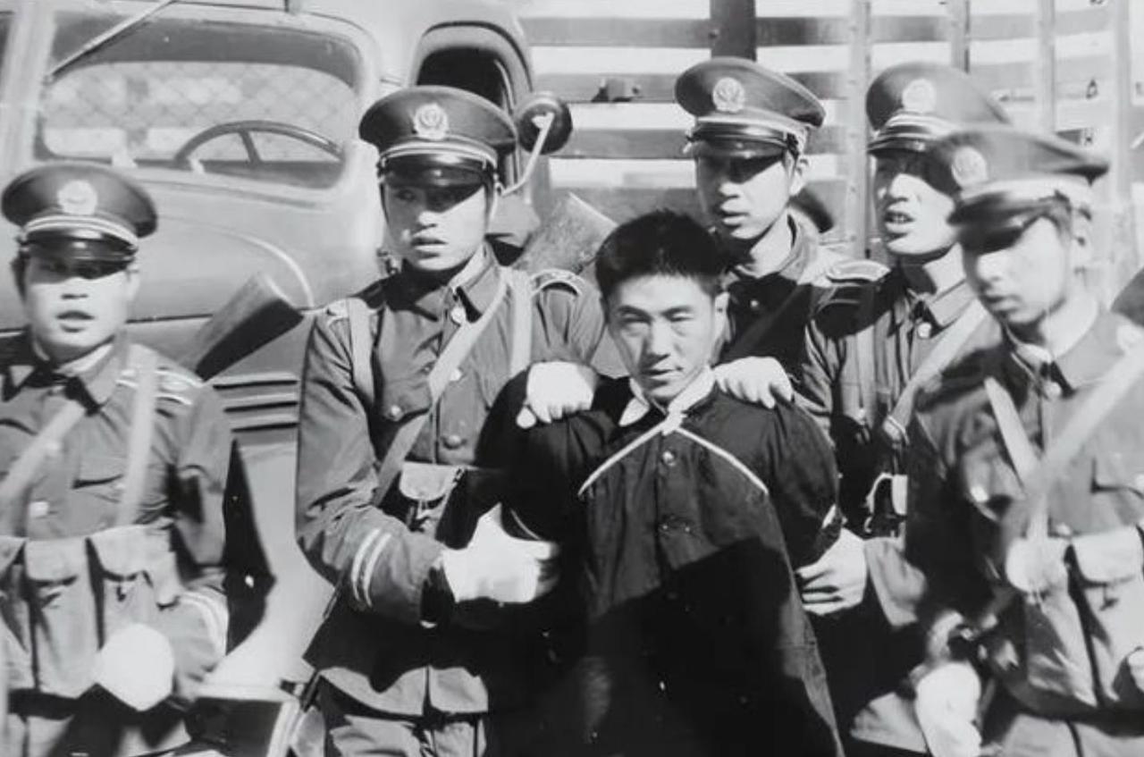 1985 年 6 月，国家派出中央工作组赴青海。带队的是中指委黄镇，一位老红军、