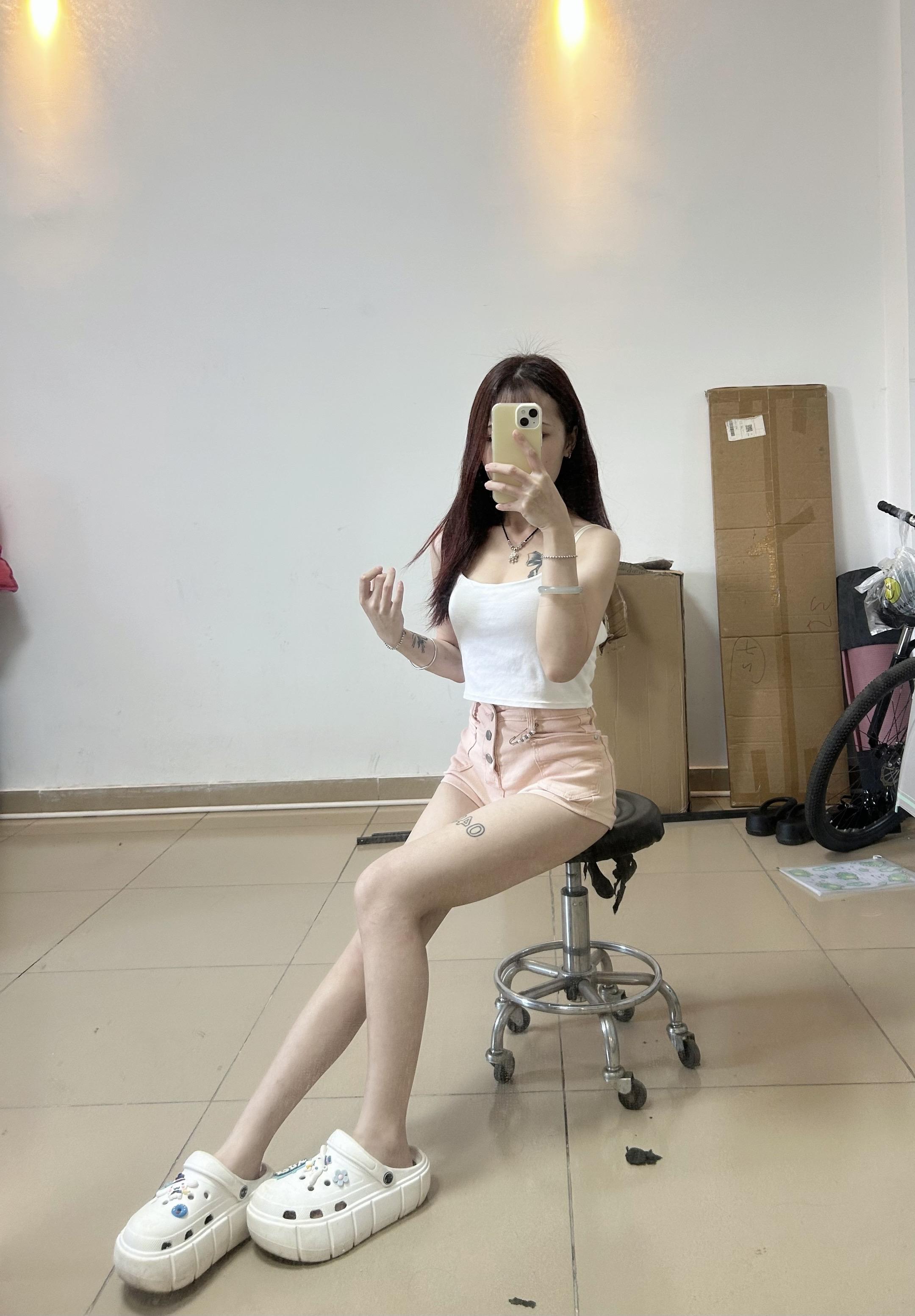 没有一个人值得我难过 唯一能让我难过的是钱不够花和今天没有昨天好看别限流量上热门