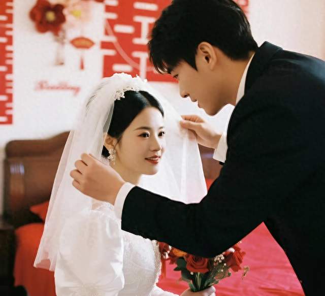 新婚之夜,我刚替妻子摘下头纱,就收到陌生短信:你老婆味道真不错!