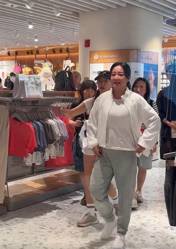 万万没想到！贾玲竟然在拍完照后对路人说：“拍完了给我p一下”，哈哈，这事儿真是太