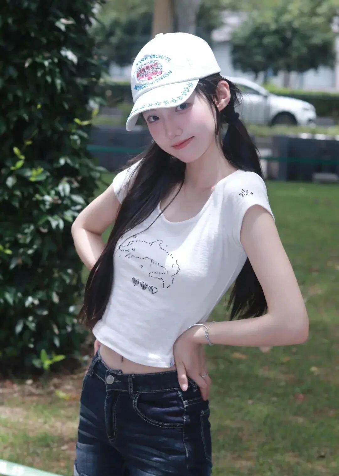 微风，绿树，和松弛自在的你自然纯真的美女 少女清纯风 清纯自然感美女 清纯校服少