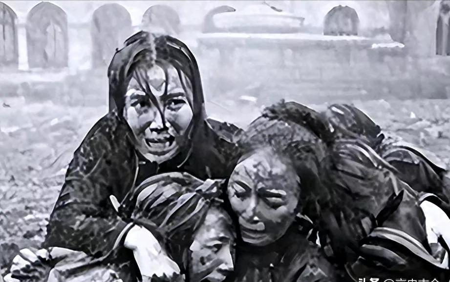 香港沦陷不是电影里一投降就完事，是活生生被榨干的三年。
军票一发，银行存款全变废