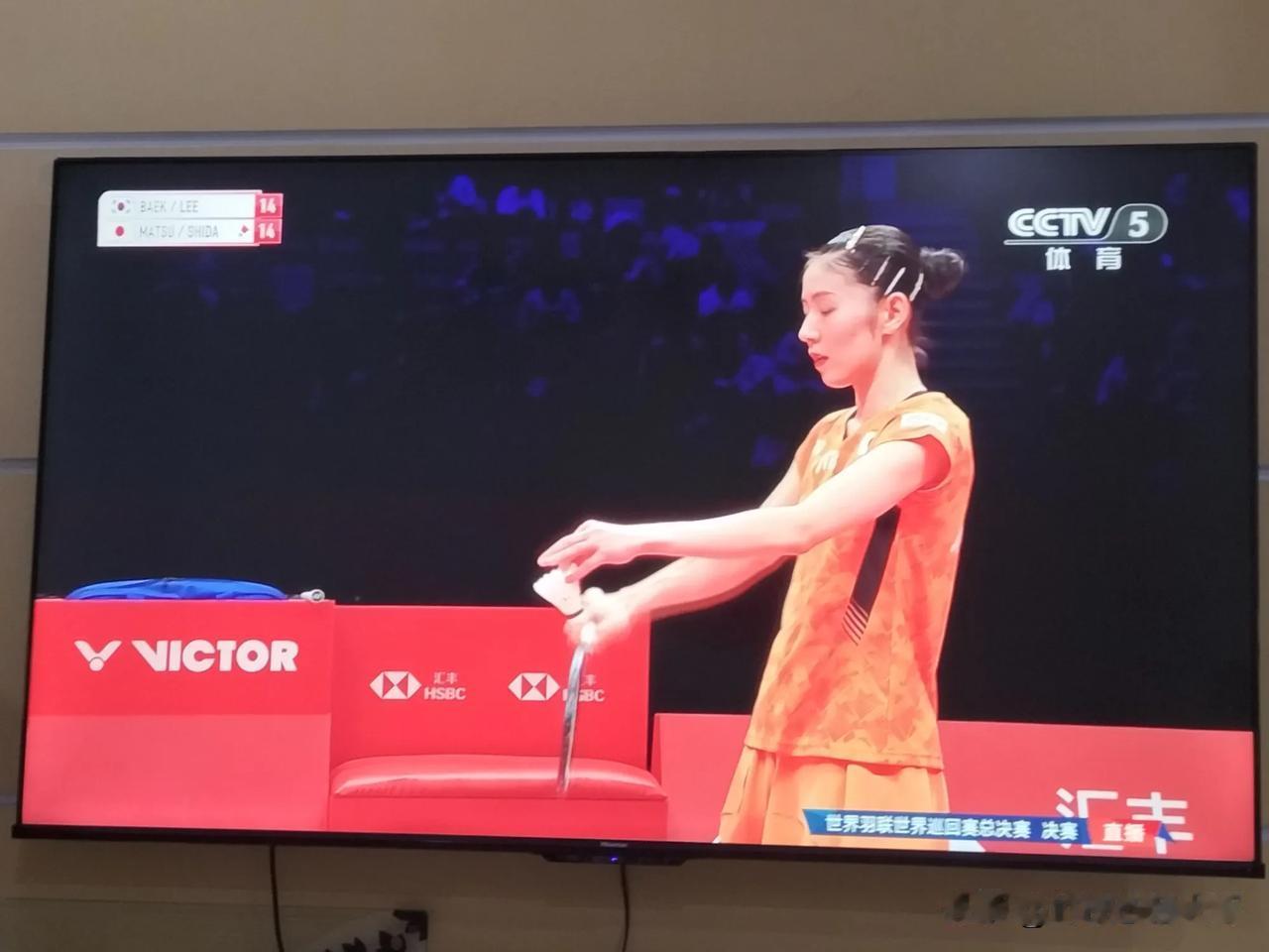 看了几十年羽毛球比赛，这事儿第一次见！世界羽联巡回赛总决赛，女双比赛，第一局里一