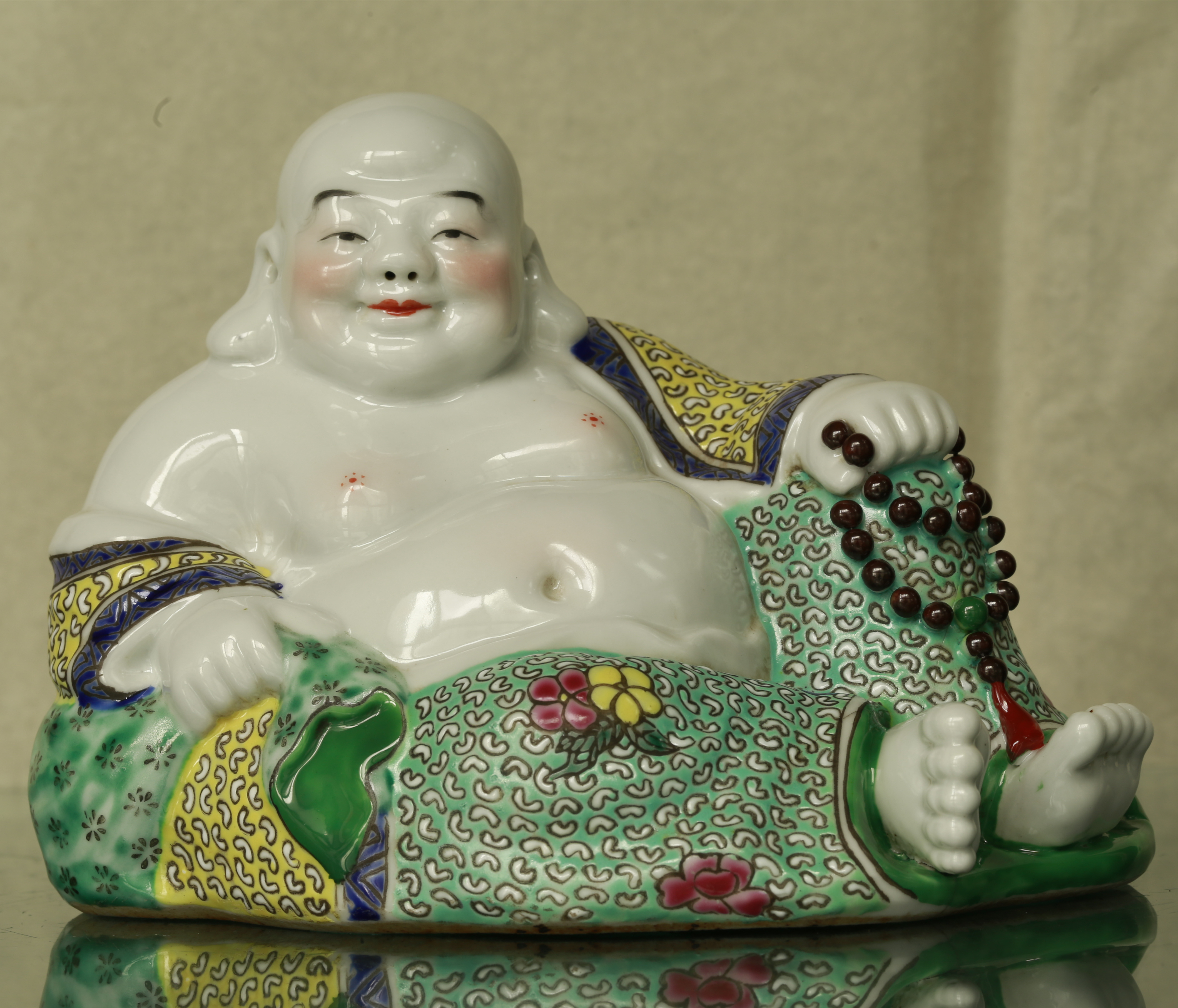 晚清喻炳昌造粉彩瓷塑弥勒佛像一尊尺寸：高13.5厘米，宽18.8厘米，前后厚11