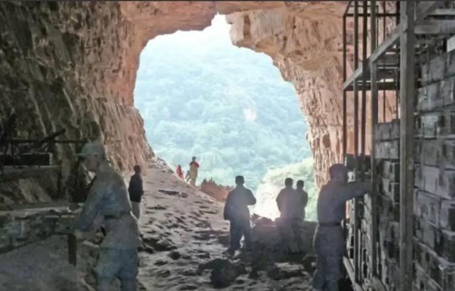 1940年，日军抓了一个村民，逼问八路军的物资藏在哪里，村民本想糊弄鬼子，就随便