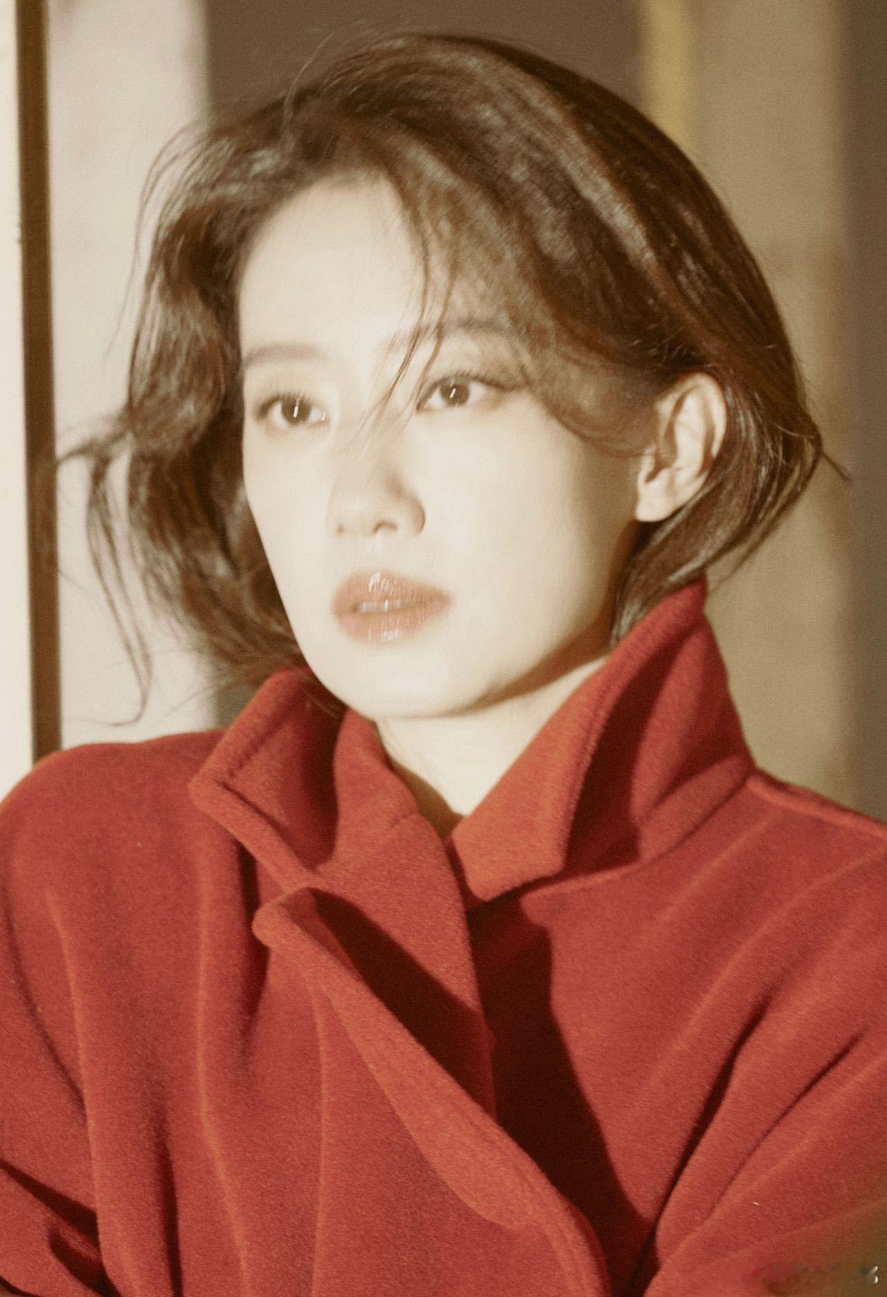 张小斐时尚COSMO闭年刊封面张小斐的时尚感越来越成熟，这次登上《时尚COSMO