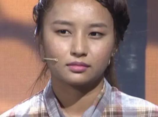 西藏女孩出生六个月，父母离异，把她丢给姑姑。2007 年，姑姑实在养不起，把十岁