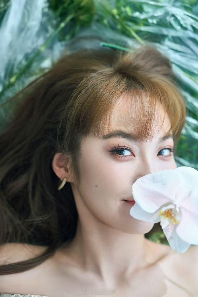谁懂啊！张佳宁走红毯前先垫三明治，饿了就吃超真实，腮帮子鼓鼓的像小仓鼠，可爱到心