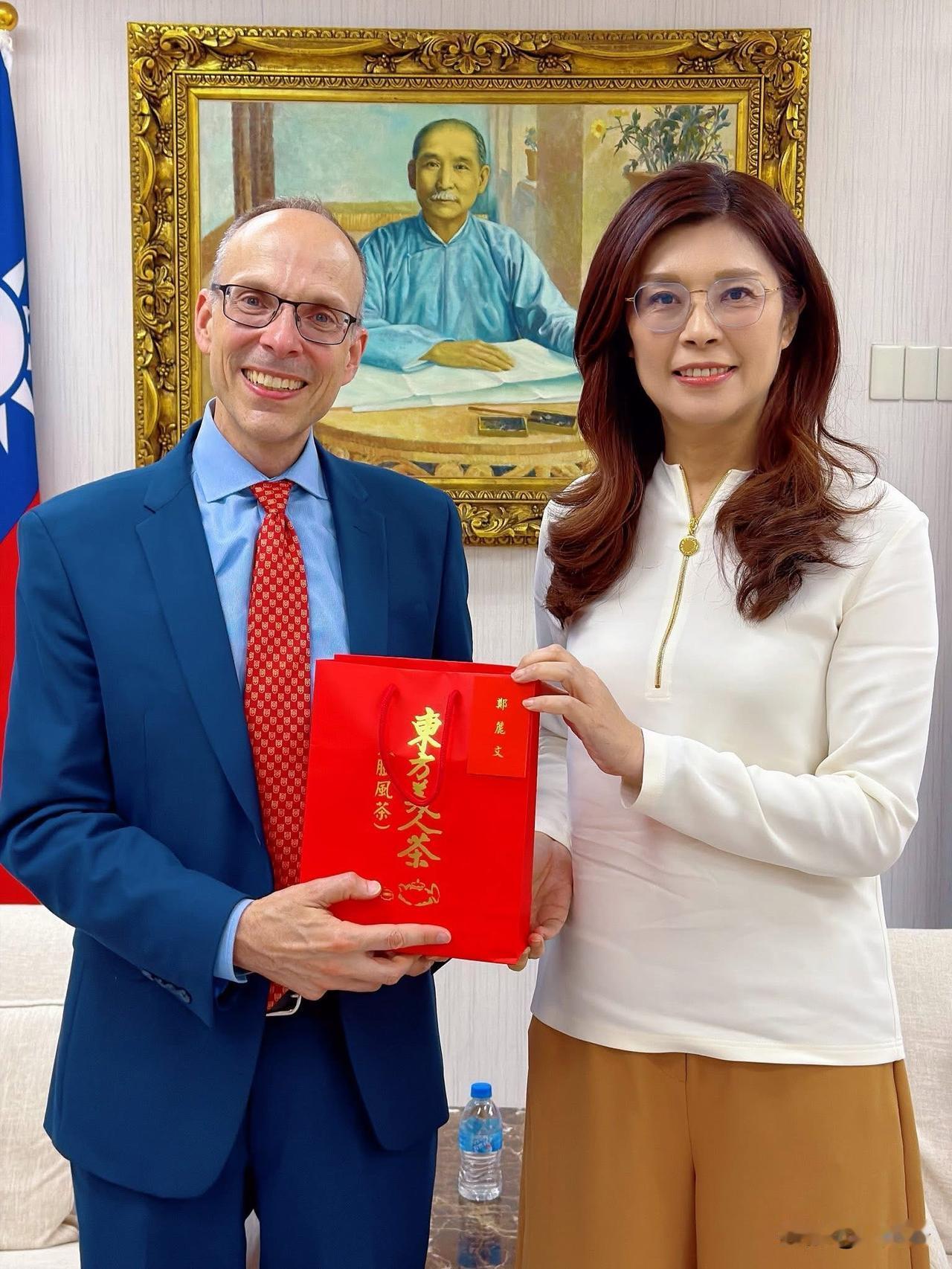 郑丽文和她母校，也就是美国天普大学某院长合影。发现了一个细节，可以看出来郑丽文赠