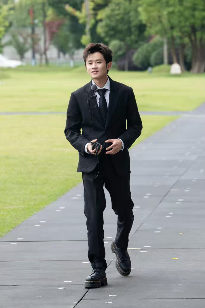 五哈只有王勉受伤的世界达成了哈哈哈哈哈 王勉可能是五哈里反应最慢的那个。鹿晗“小