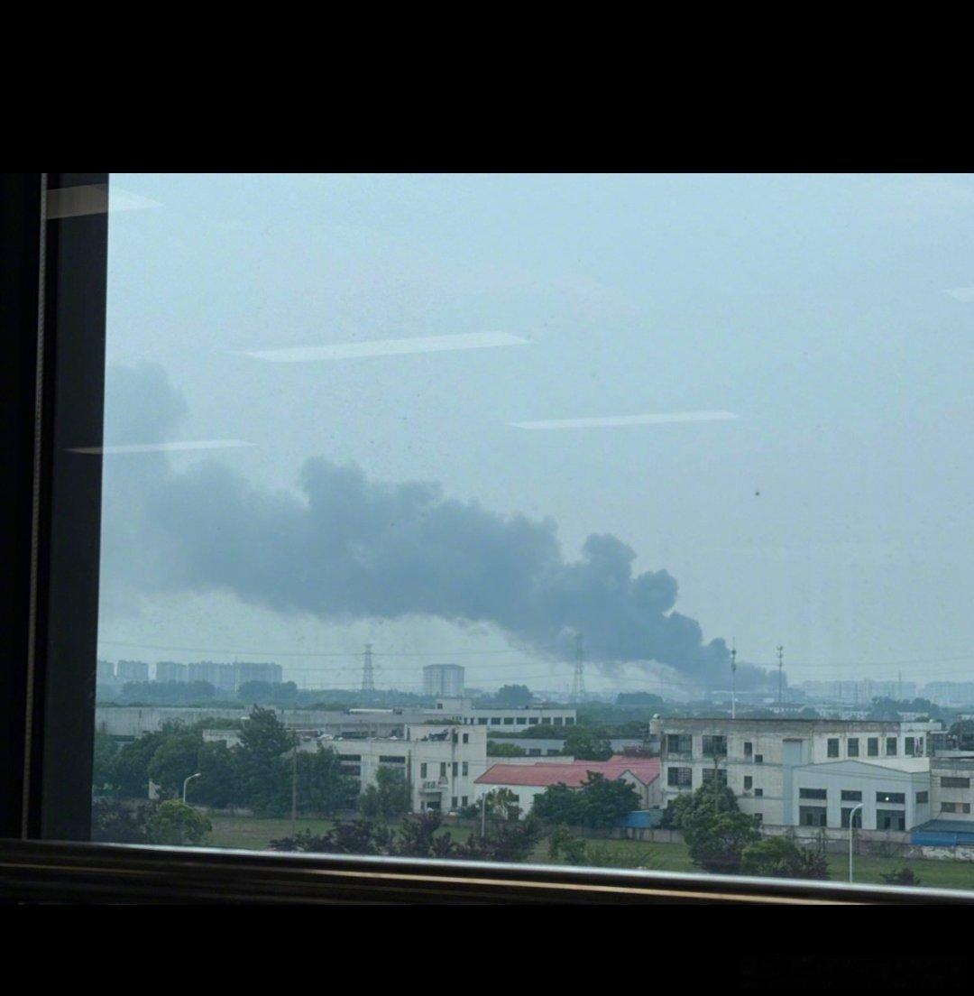 甪直爆炸甪直疑似化工厂起火，救援时二次爆燃震裂周边门窗，暂无伤亡，起火原因待查。