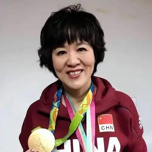 郎平说做名人太不容易了，去医院看望生病的姐姐，被大夫和护士以及病人家属围了个水泄