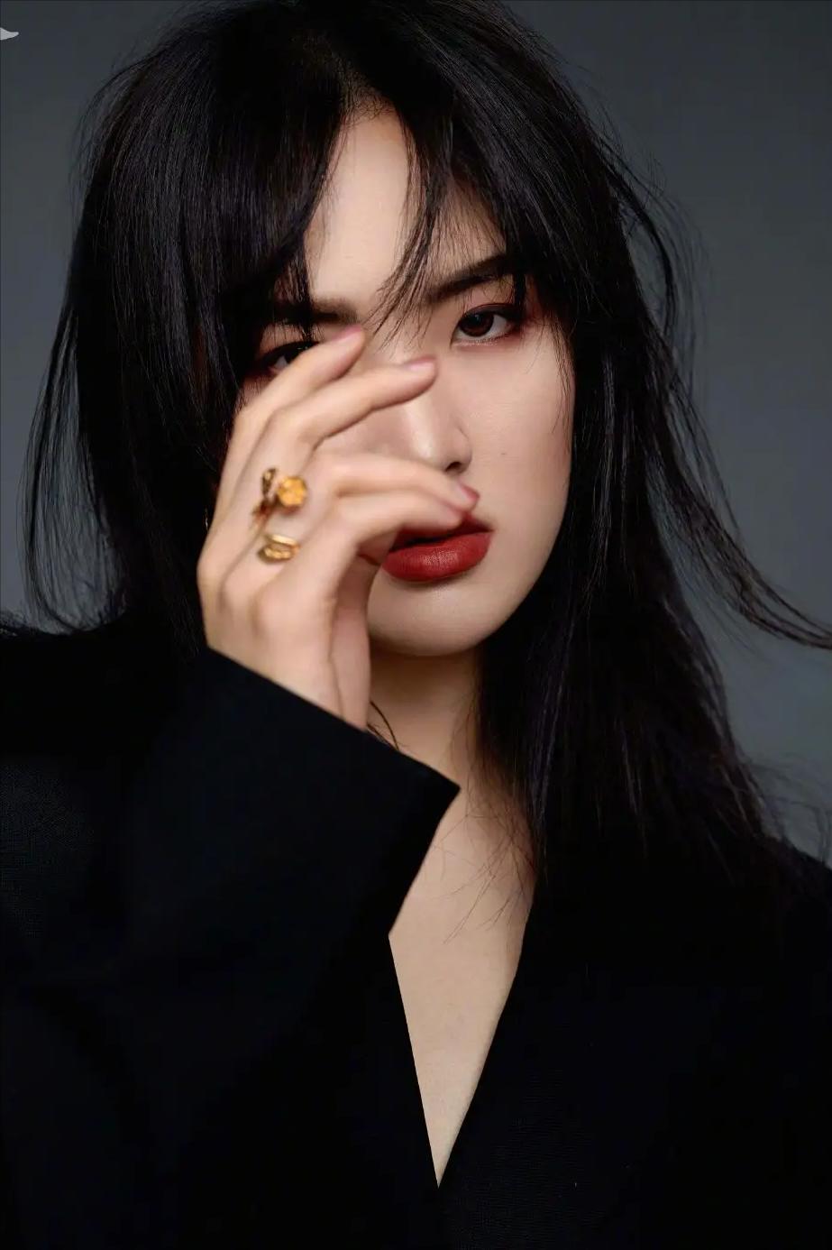 演员，姚安娜，带着一个朋友来看她的衣帽间，朋友一进来就愣了，这么大，琳琅满目，简