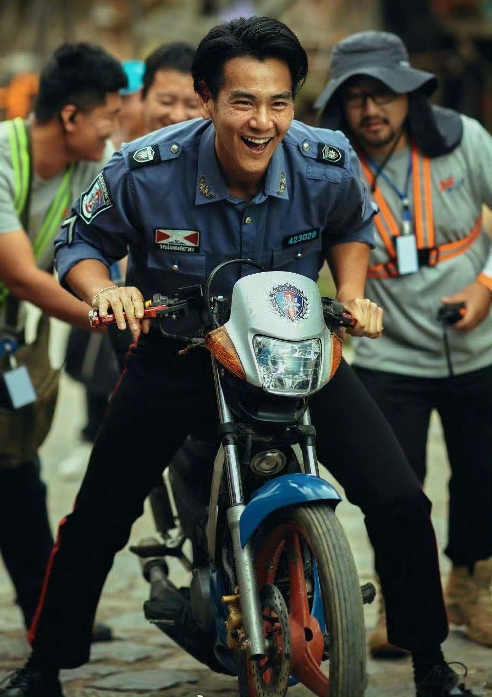 彭于晏法拉利的脸配摩托座驾不管什么都抵挡不住彭于晏的高颜值，即使是接地气的小摩托