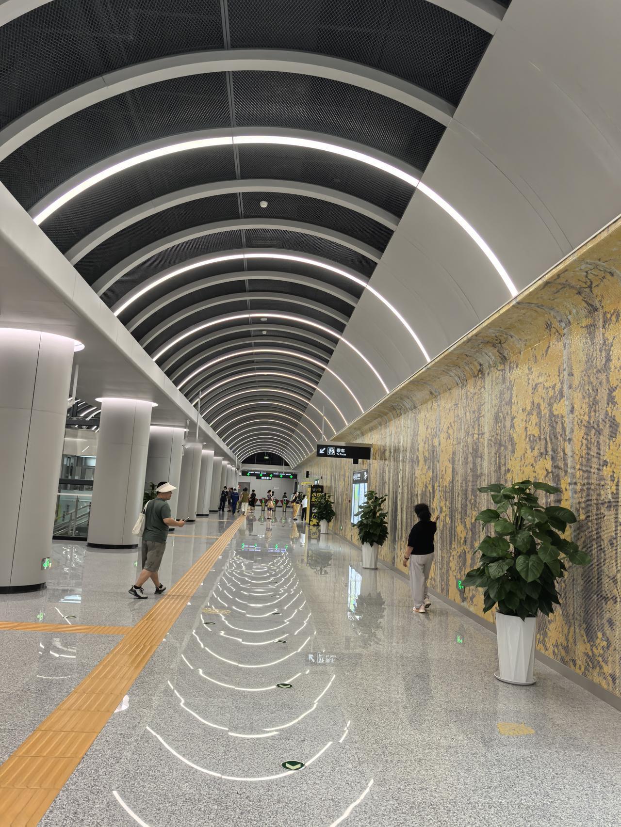 长春地铁7号线正式开通，为这座城市添上一条崭新的地下交通动脉 。

线路贯通西南