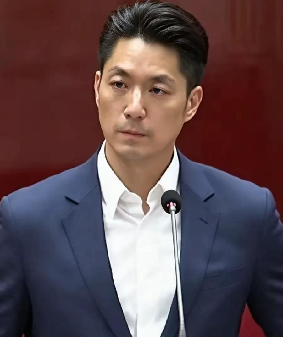 蒋万安突然失去原有的光环，而引来侧目。

蒋万安以前在台北挺吃香。长得周正，说话