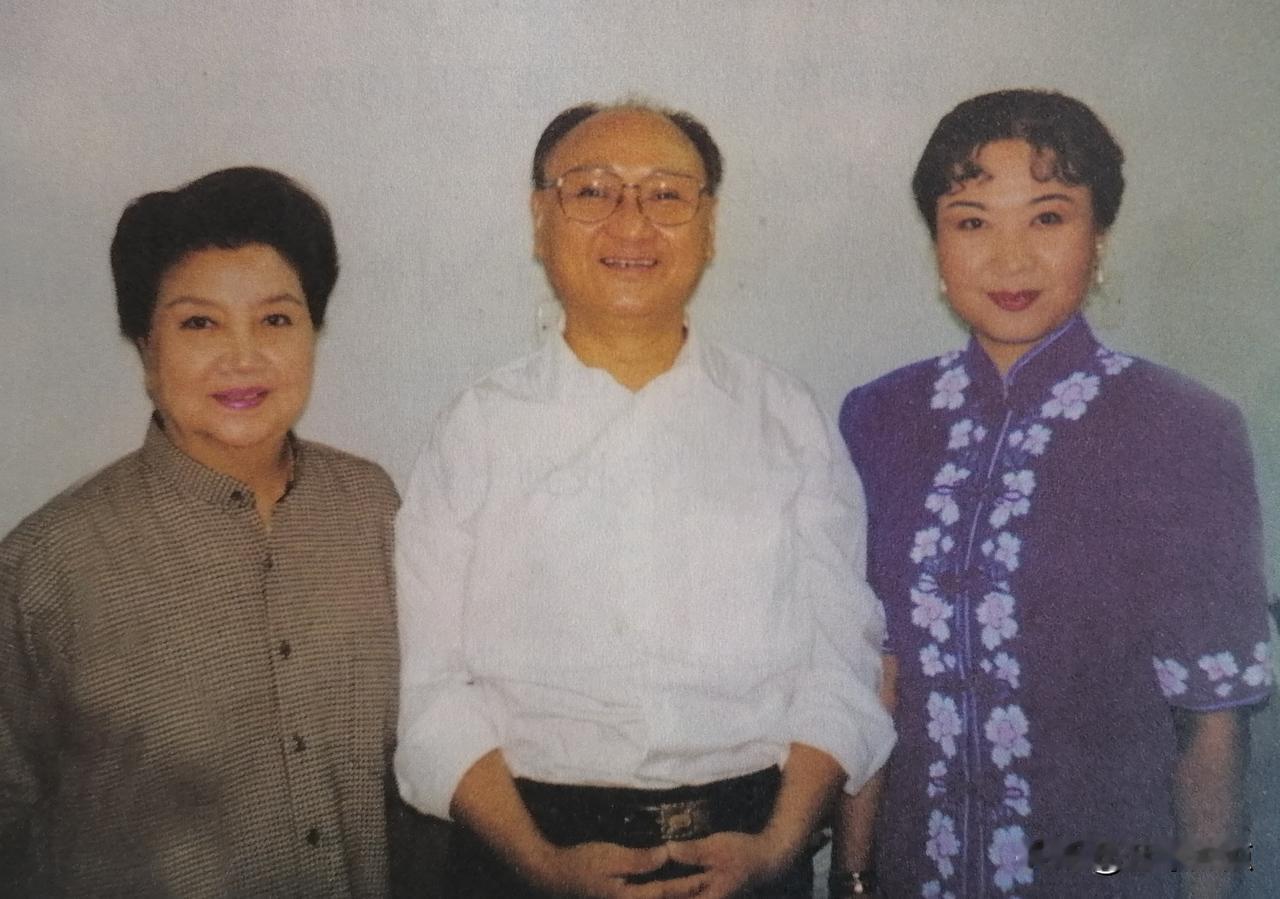 彼年，和著名京剧表演艺术家童祥苓、张南云同框的后辈（右），她也是位京剧名家，19