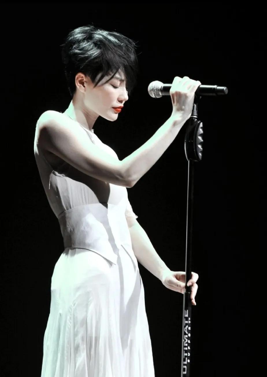 末流至顶流都开演唱会的时代，
王菲还不开，
只能说明一个问题，
她的嗓子和身体不